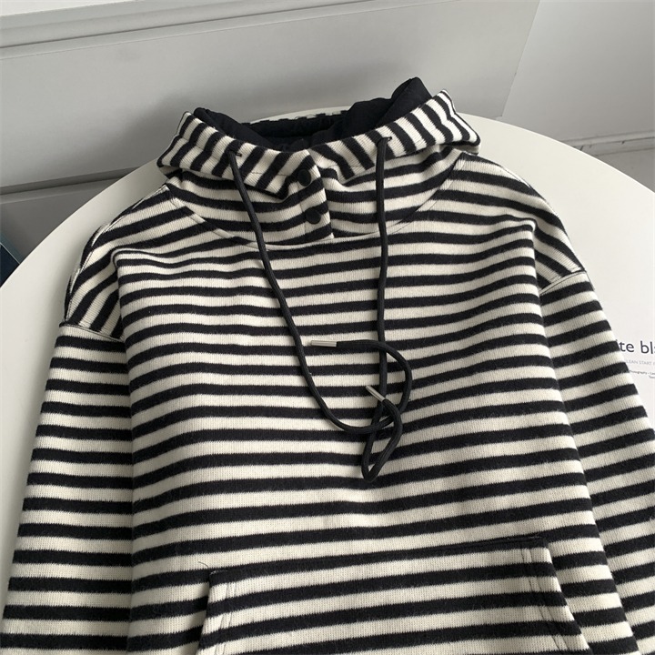 輕鬆簡單的穿搭搭配 11127＂＂ 金屬黑條紋連帽短款帽t-細節圖9