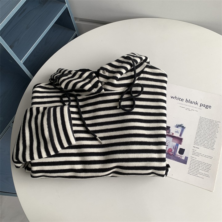 輕鬆簡單的穿搭搭配 11127＂＂ 金屬黑條紋連帽短款帽t-細節圖11