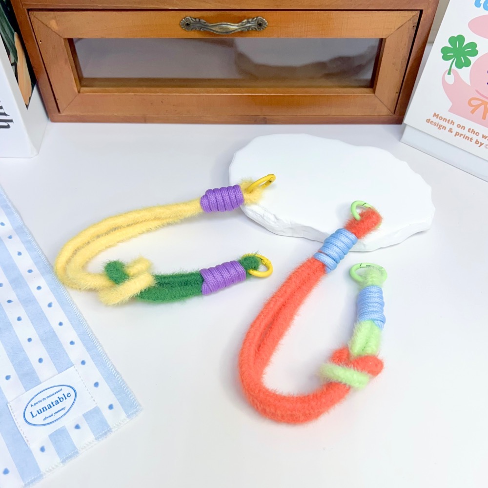 🌸 撞色絨毛雙釦短掛繩-細節圖5