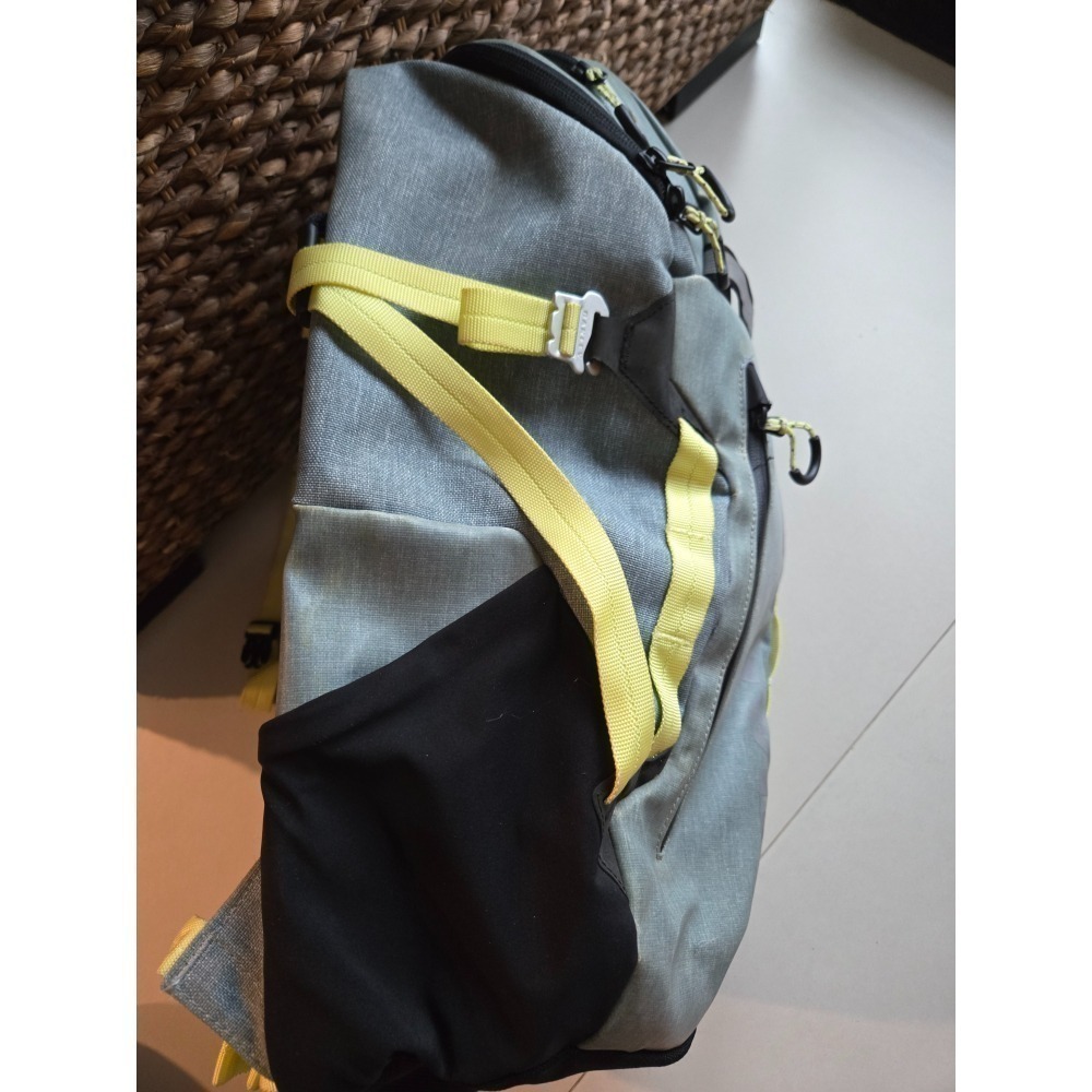 二手 Oakley Voyage 25升 防水 健行 登山背包-細節圖3