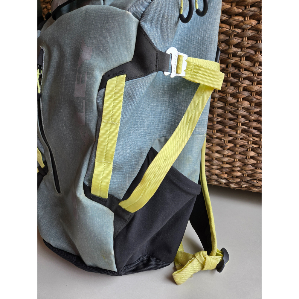 二手 Oakley Voyage 25升 防水 健行 登山背包-細節圖7