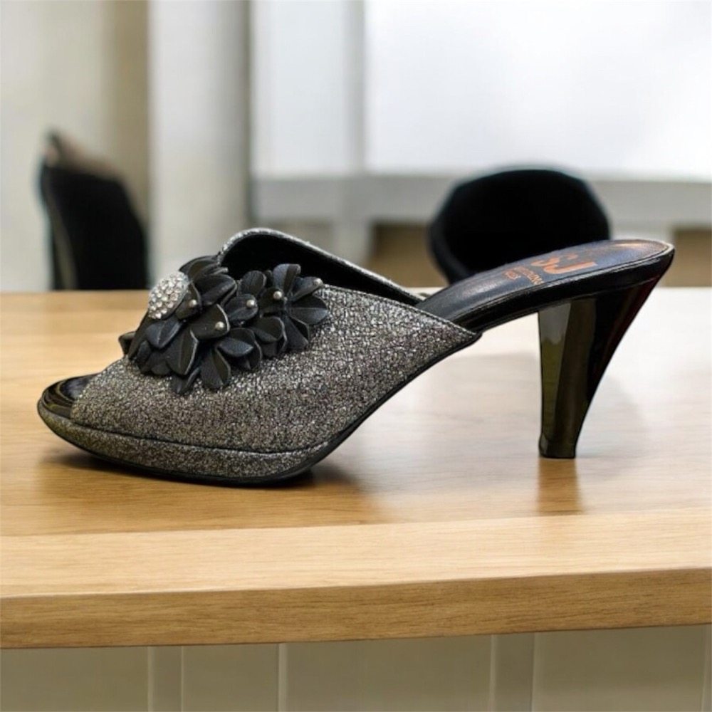 三輝皮鞋台灣製全真皮 羊皮金銀蔥防水台尖頭細跟高跟拖鞋 花朵水鑽向日葵V口中跟拖鞋MIT手工鞋銀灰色高級精品穆勒女涼拖鞋-細節圖3