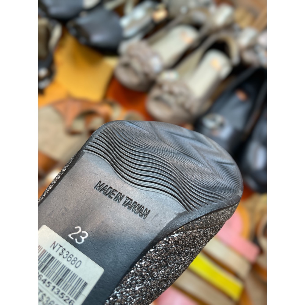 三輝皮鞋台灣製全真皮 羊皮金銀蔥防水台尖頭細跟高跟拖鞋 花朵水鑽向日葵V口中跟拖鞋MIT手工鞋銀灰色高級精品穆勒女涼拖鞋-細節圖4