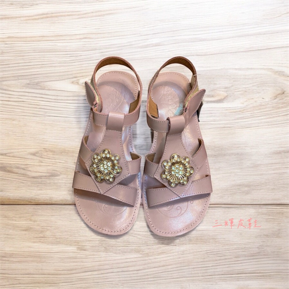 三輝皮鞋台灣製全真皮 牛皮超防滑生膠底鞋底縫線 花朵水鑽釦T字魔鬼氈平底涼鞋 MIT老師傅手工鞋底縫製寬楦鑽石女涼拖鞋-細節圖2