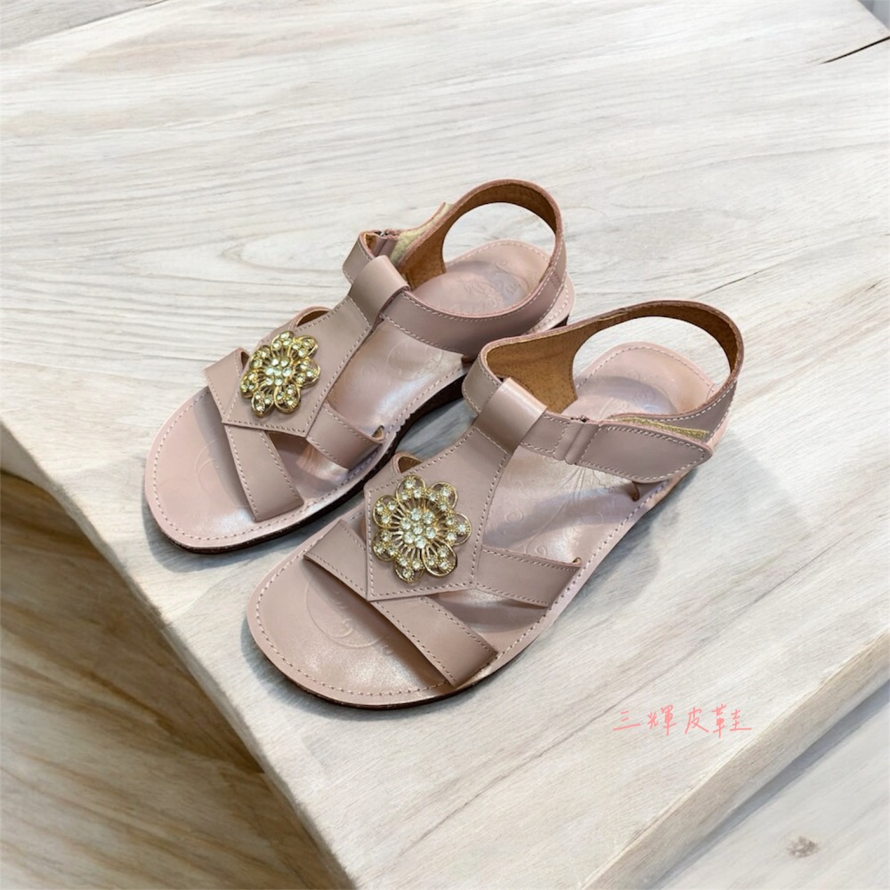 三輝皮鞋台灣製全真皮 牛皮超防滑生膠底鞋底縫線 花朵水鑽釦T字魔鬼氈平底涼鞋 MIT老師傅手工鞋底縫製寬楦鑽石女涼拖鞋-細節圖3