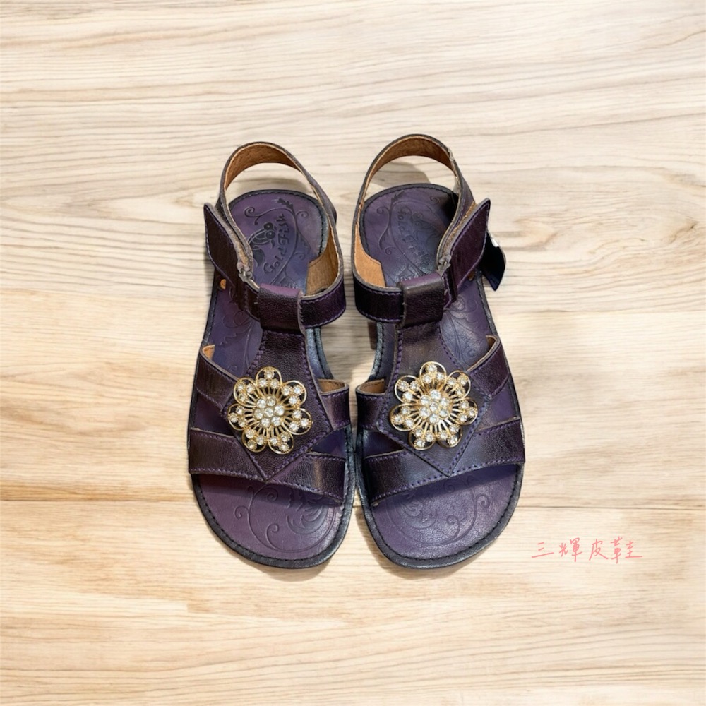 三輝皮鞋台灣製全真皮 牛皮超防滑生膠底鞋底縫線 花朵水鑽釦T字魔鬼氈平底涼鞋 MIT老師傅手工鞋底縫製寬楦鑽石女涼拖鞋-細節圖4