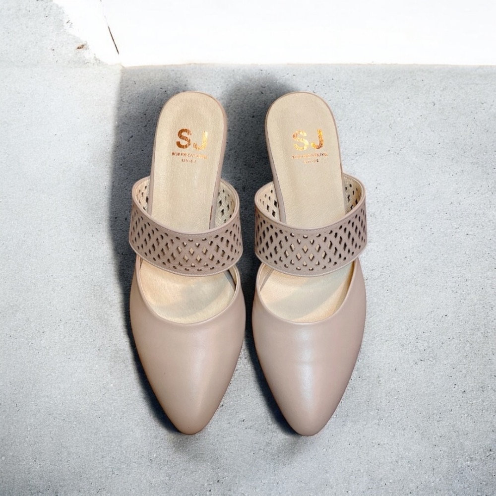 三輝皮鞋台灣製全真皮 羊皮簍空雷射雕刻尖頭橫帶穆勒粗跟高跟鞋 MIT手工鞋 洞洞雕花寬帶前包後空瑪莉珍包頭中跟高跟拖鞋-細節圖2