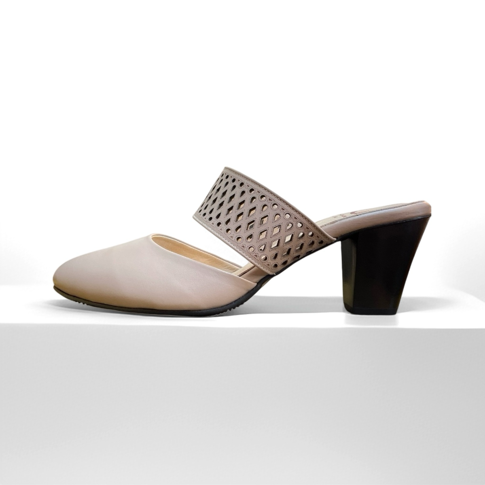 三輝皮鞋台灣製全真皮 羊皮簍空雷射雕刻尖頭橫帶穆勒粗跟高跟鞋 MIT手工鞋 洞洞雕花寬帶前包後空瑪莉珍包頭中跟高跟拖鞋-細節圖3