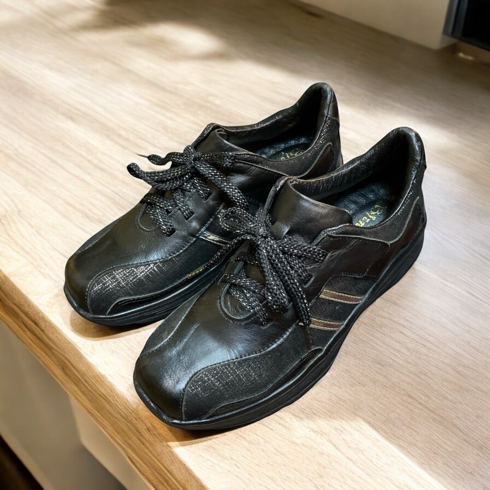 三輝皮鞋台灣製全真皮 MIT 牛皮銀色雙線小香風斜紋軟呢綁帶女運動鞋 吸汗透氣反光線條休閒慢跑鞋健走鞋健步鞋 黑色/白色-細節圖5