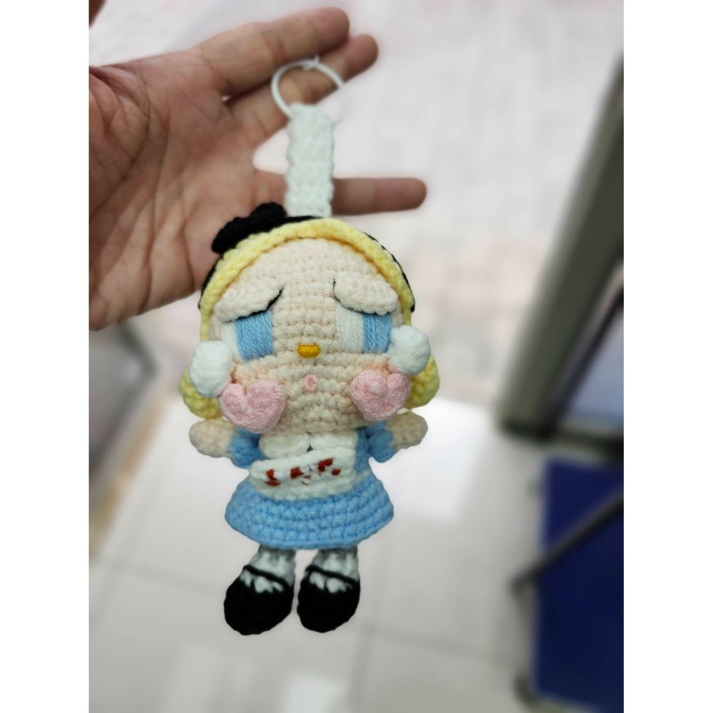 【⭕現貨⭕】泰國 恰圖恰編織 手工編織哭娃公仔吊飾（藍裙款）｜編織哭娃鑰匙圈-細節圖2