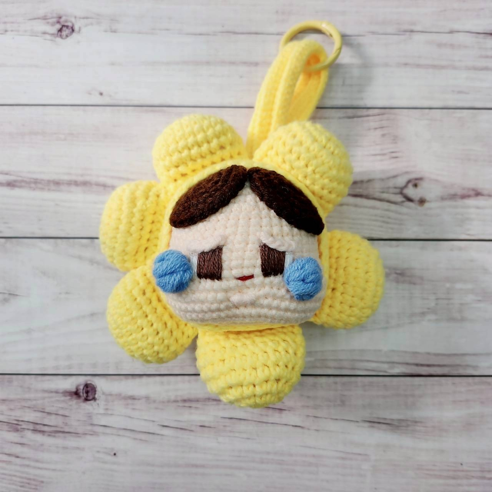 【⭕現貨⭕】泰國 手工編織哭娃花朵鑰匙圈｜多色表情款｜療癒造型吊飾-細節圖3