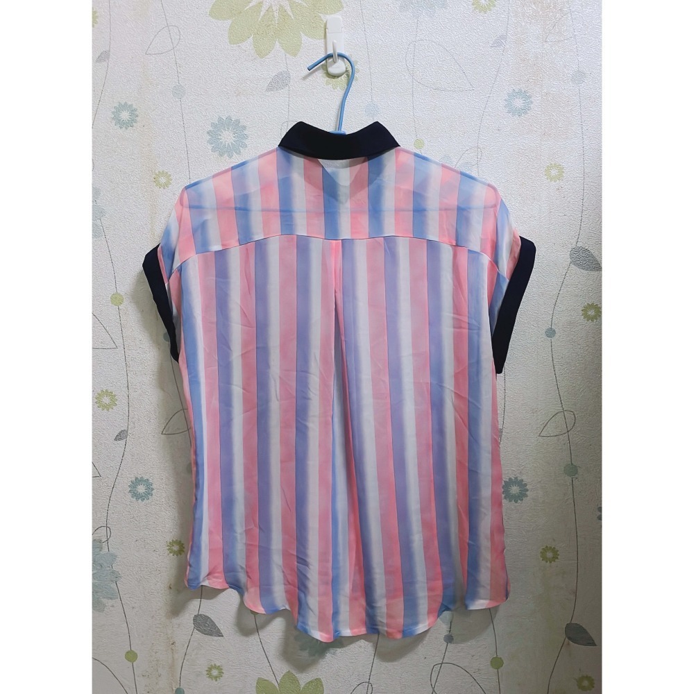 【全新】東京著衣彩條拼接雪紡短袖襯衫-細節圖2
