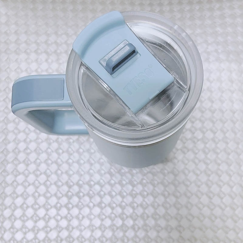 【TYESO 泰碩】304不鏽鋼保溫保冷手把冰霸杯 900ML-天空藍+贈送一個灰藍色的Oolab良杯製所杯底防刮保護套-細節圖3