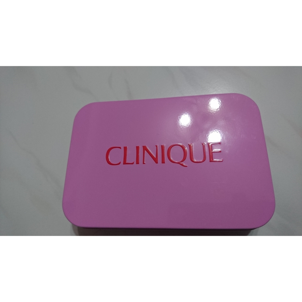 全新 CLINIQUE 倩碧 美國原裝進口 四隻唇膏組合 每支口紅中心都有鑽石圖案，很特殊別緻。整組售價比台灣購買還便宜-細節圖2