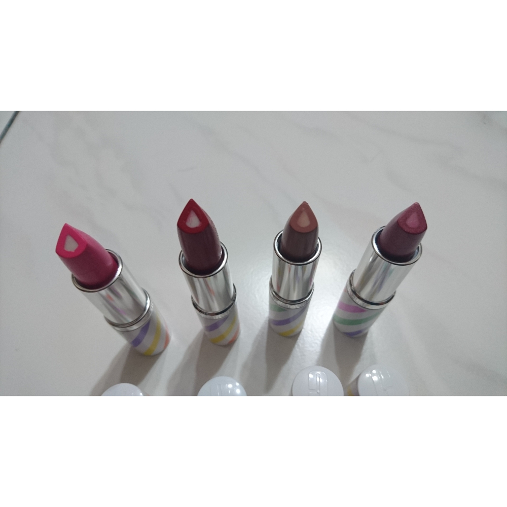 全新 CLINIQUE 倩碧 美國原裝進口 四隻唇膏組合 每支口紅中心都有鑽石圖案，很特殊別緻。整組售價比台灣購買還便宜-細節圖4