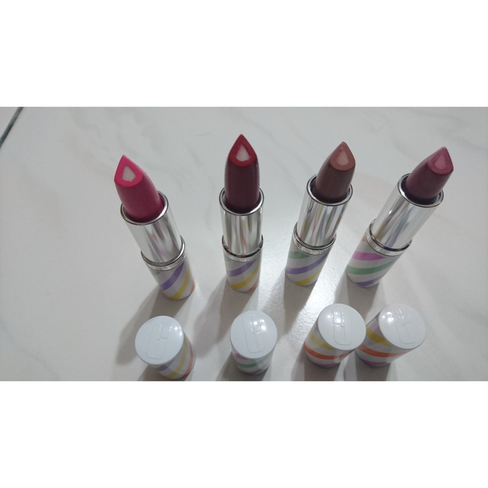 全新 CLINIQUE 倩碧 美國原裝進口 四隻唇膏組合 每支口紅中心都有鑽石圖案，很特殊別緻。整組售價比台灣購買還便宜-細節圖5