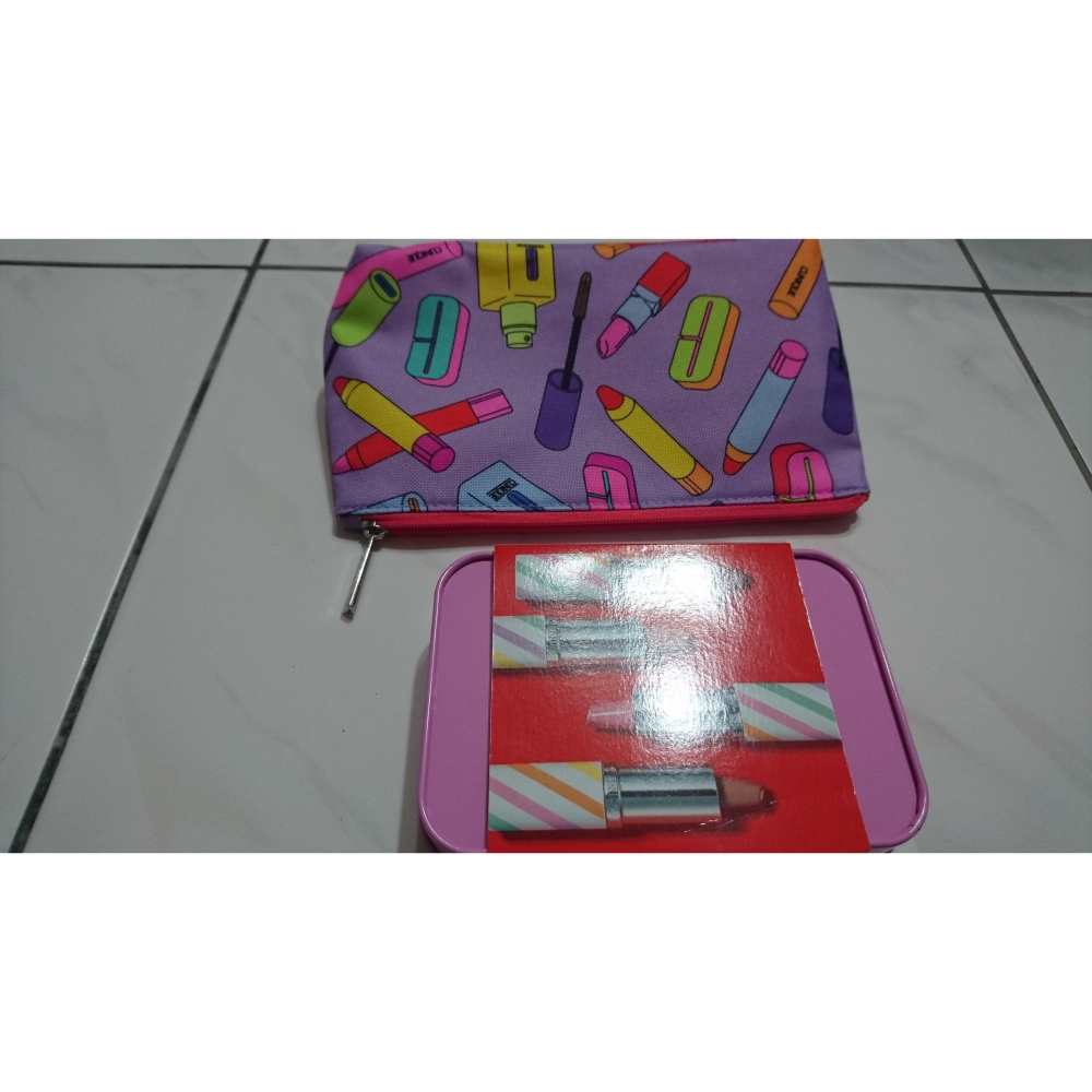 全新 CLINIQUE 倩碧 美國原裝進口 四隻唇膏組合 每支口紅中心都有鑽石圖案，很特殊別緻。整組售價比台灣購買還便宜-細節圖6