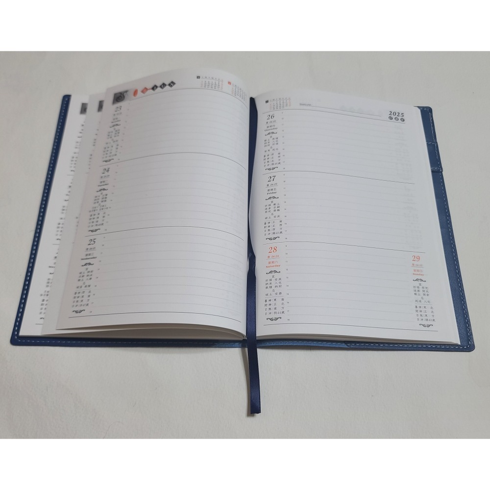 全新 2025年 優質 筆記本 行事曆 附有每天吉時及方位(農民曆功能) 後有置放袋  鵝牌-細節圖5