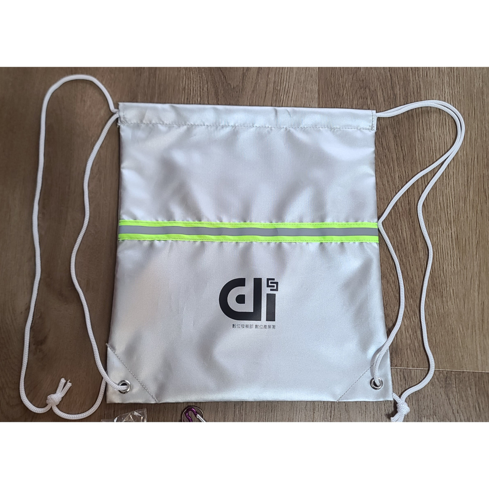 全新   數位發展部  防災包 登山避難包  五件組 ( 銀色背包有反光條  緊急應變毯  水壺  口哨  手電筒等)-細節圖2
