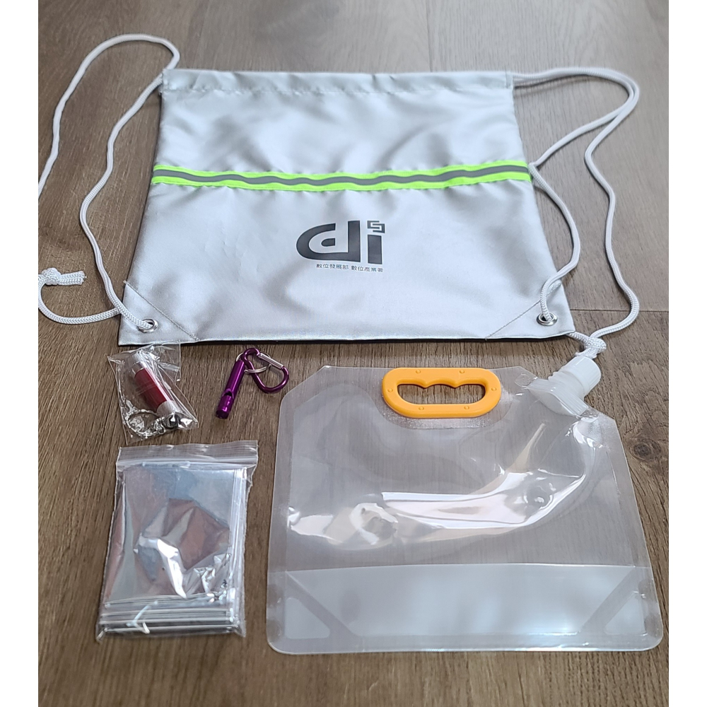 全新   數位發展部  防災包 登山避難包  五件組 ( 銀色背包有反光條  緊急應變毯  水壺  口哨  手電筒等)-細節圖3