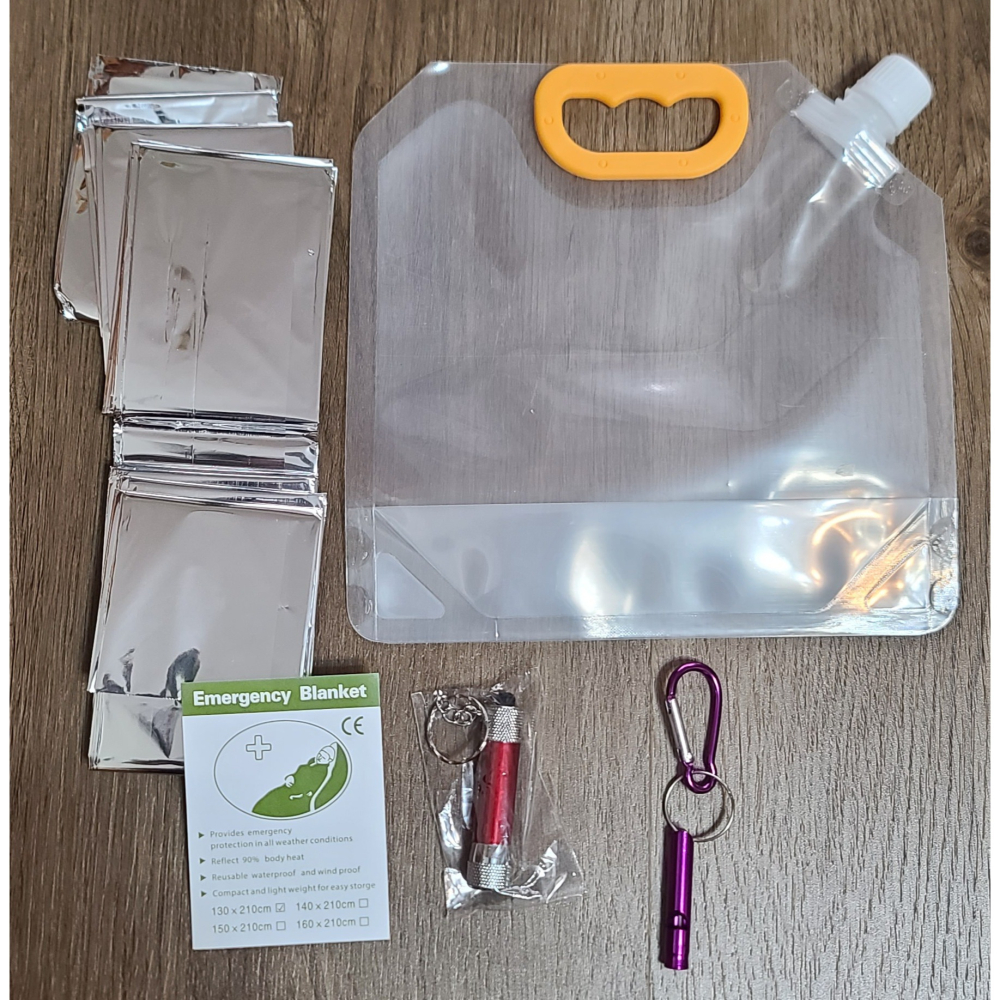 全新   數位發展部  防災包 登山避難包  五件組 ( 銀色背包有反光條  緊急應變毯  水壺  口哨  手電筒等)-細節圖4