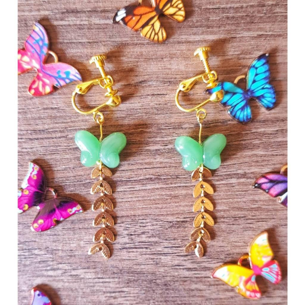 ❖𝔞𝔠𝔠𝔢𝔰𝔰𝔬𝔯𝔶❖夾式耳環↝ 翠綠 蝴蝶 琉璃 垂吊 耳環 耳夾 夾式 無耳洞 螺旋夾 飾品 夾式耳環-細節圖2