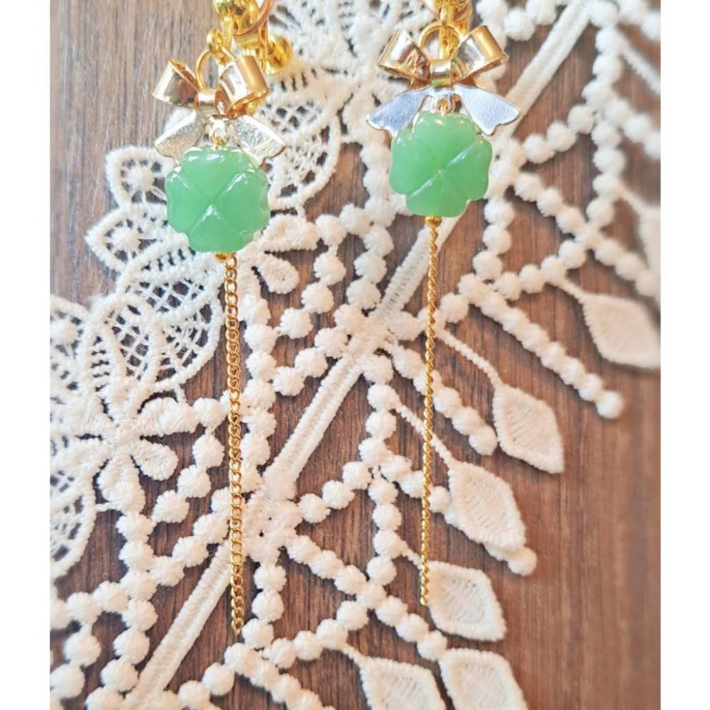 ❖𝔞𝔠𝔠𝔢𝔰𝔰𝔬𝔯𝔶❖夾式耳環↝ 翠綠 幸運草 四葉草 琉璃 垂吊 耳環 耳夾 夾式 無耳洞 螺旋夾 飾品 夾式耳環-細節圖3