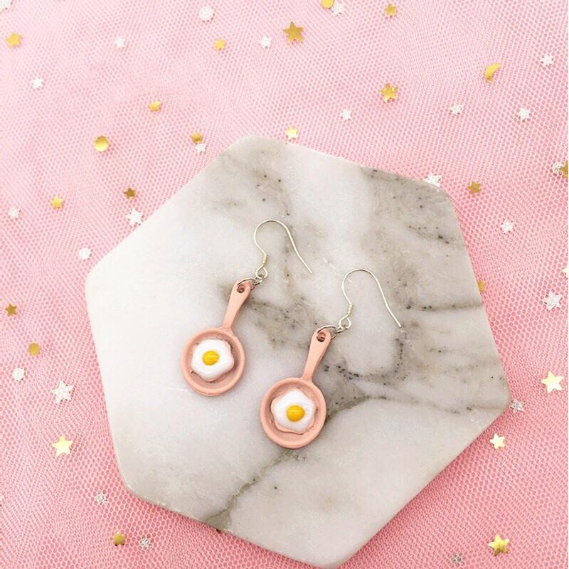 手作 超多款馬卡龍顏色 平底鍋煎蛋 造型 垂墜式 耳勾 耳環 (可改成耳夾)-細節圖8