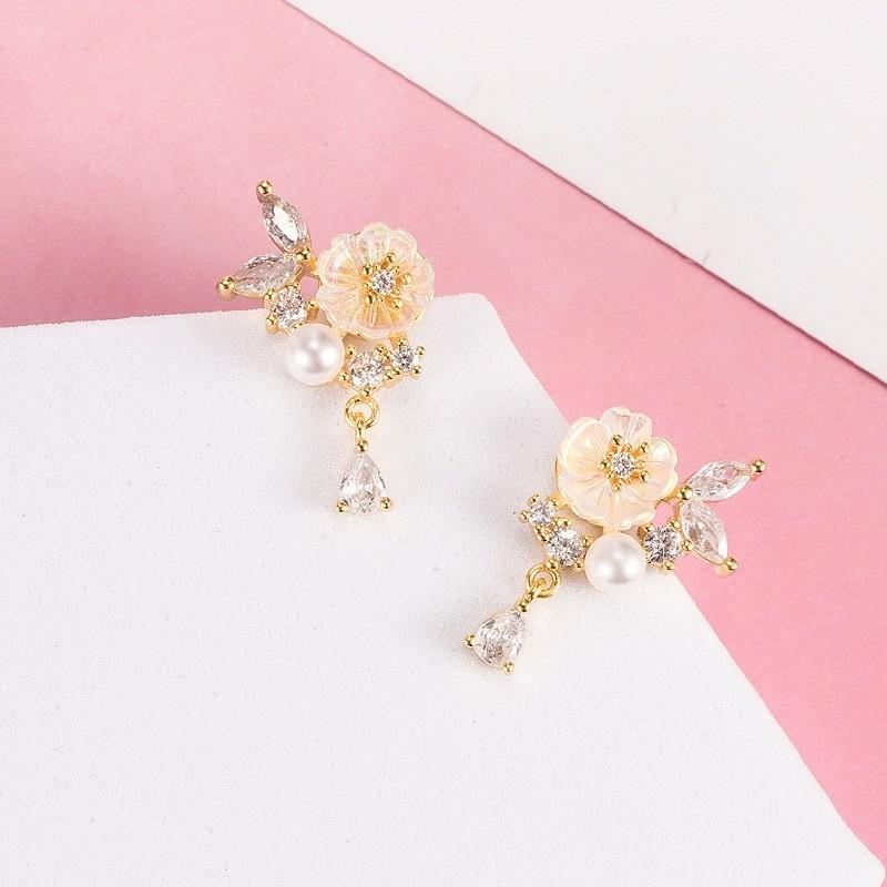 韓 氣質 仙氣 珍珠 水鑽 金色 花朵 玉蘭花 造型 垂墜式 S925抗敏感 耳針 耳環(可改耳夾)-細節圖3