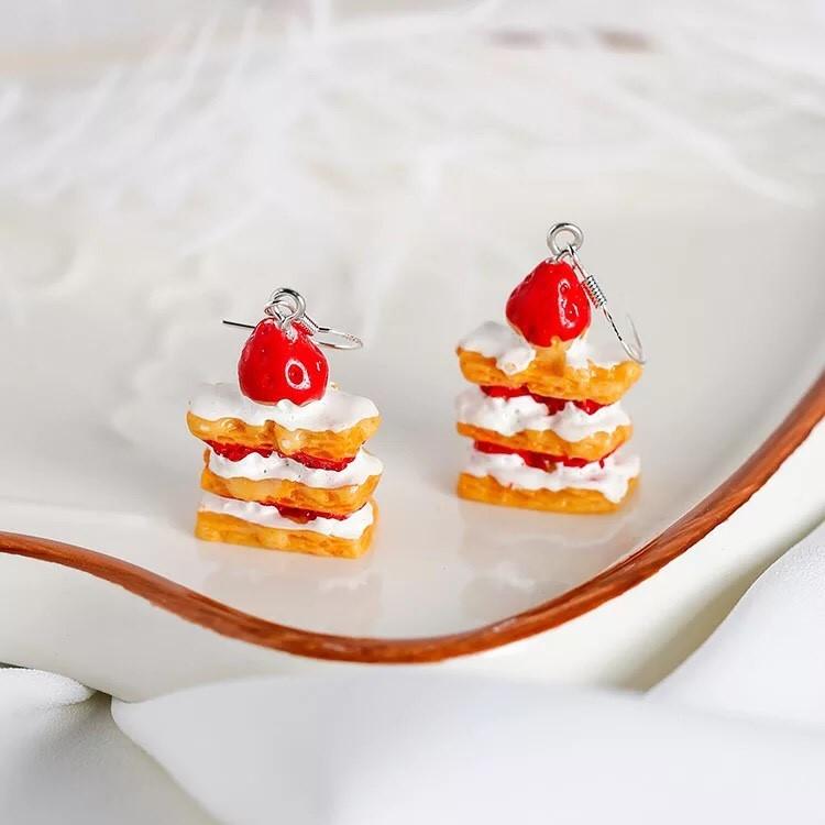 手作 可愛 搞怪 千層蛋糕 草莓蛋糕 造型 垂墜式 耳勾 耳環(可改耳夾)-細節圖8