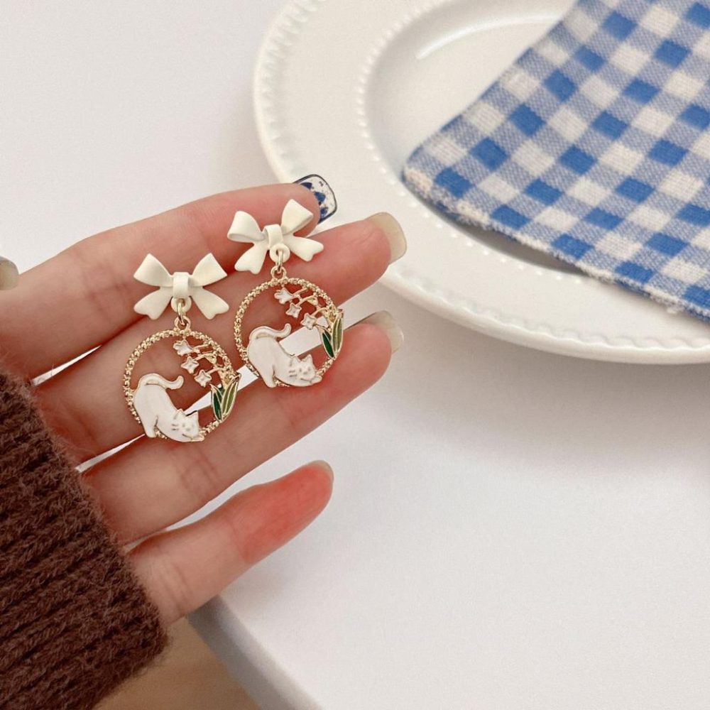 韓 可愛 白色 蝴蝶結 貓咪 造型 垂墜式 s925抗敏感 耳針 耳環(可改耳夾)-細節圖2