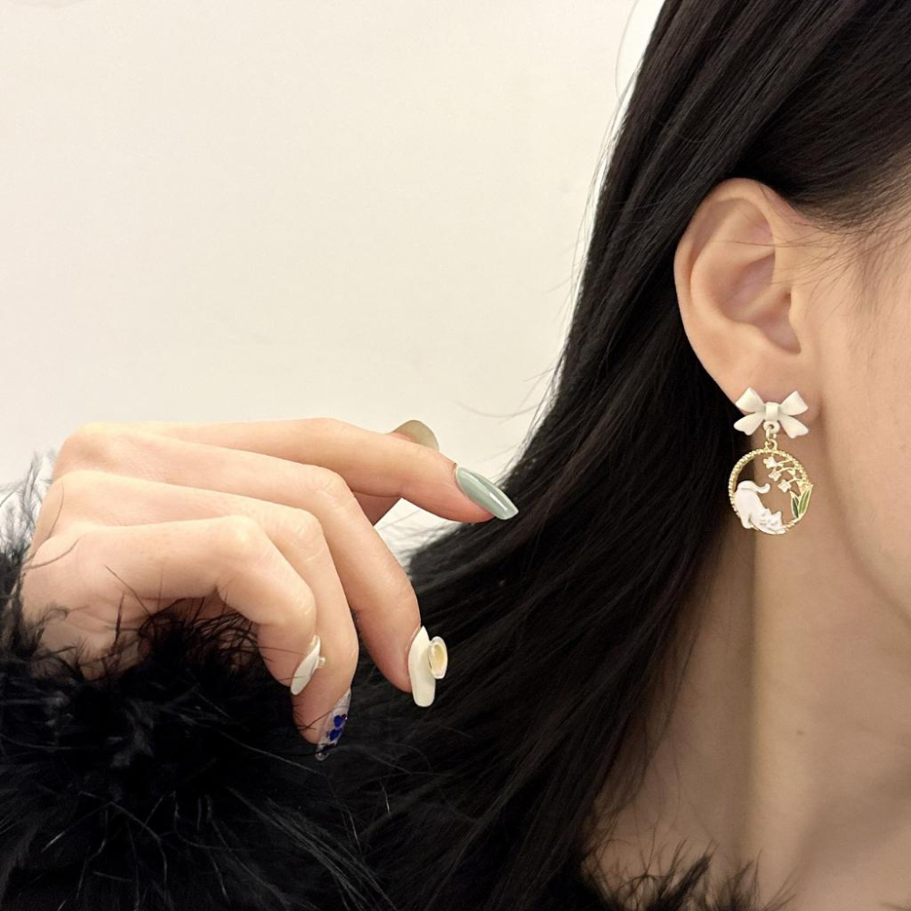 韓 可愛 白色 蝴蝶結 貓咪 造型 垂墜式 s925抗敏感 耳針 耳環(可改耳夾)-細節圖3