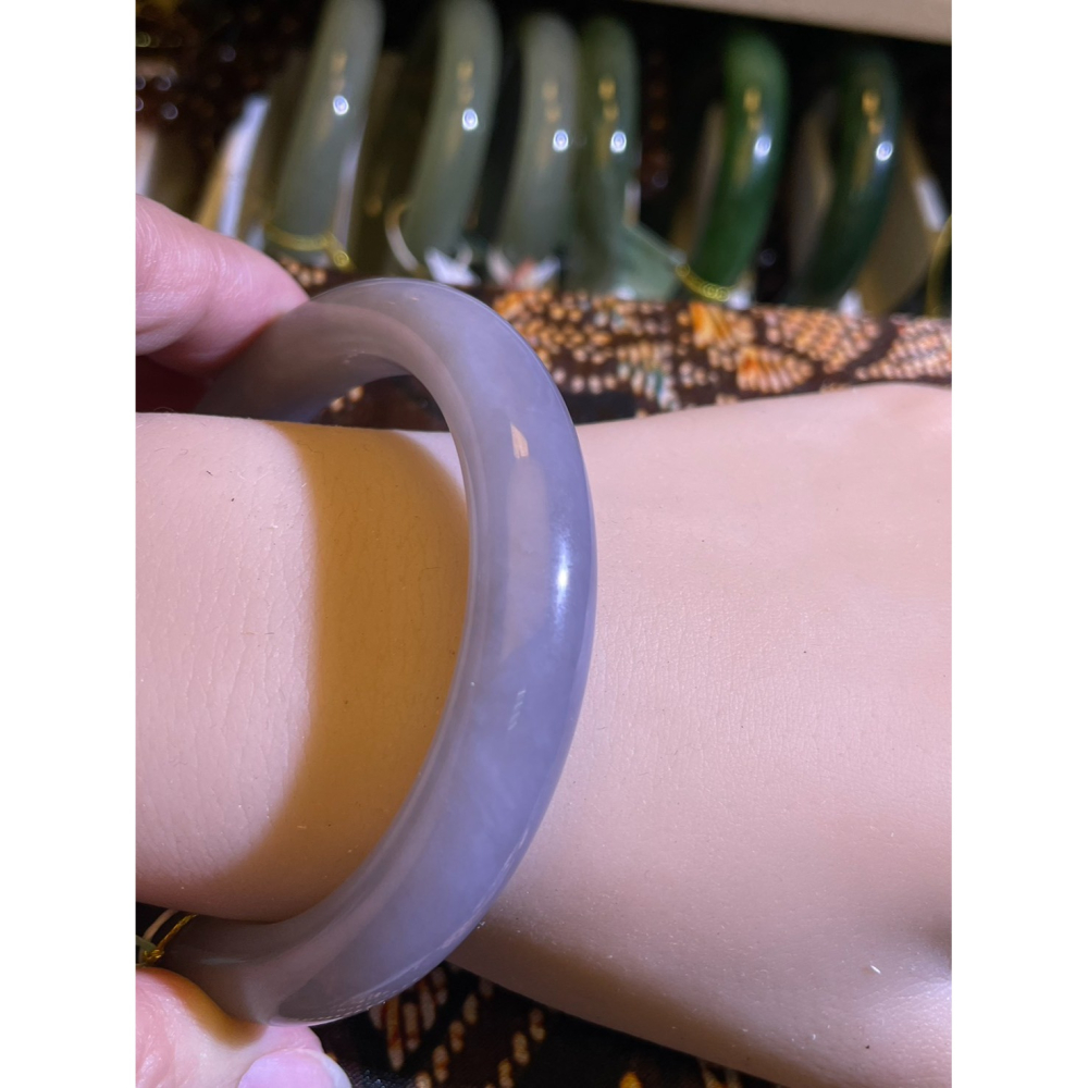 小高貨 眼緣坊 天然 和田玉 煙灰 藕紫 57圈口 泥鰍背 肉質細膩 古韻十足 證書編號05381 鳳山現貨菸灰鋼料-細節圖3