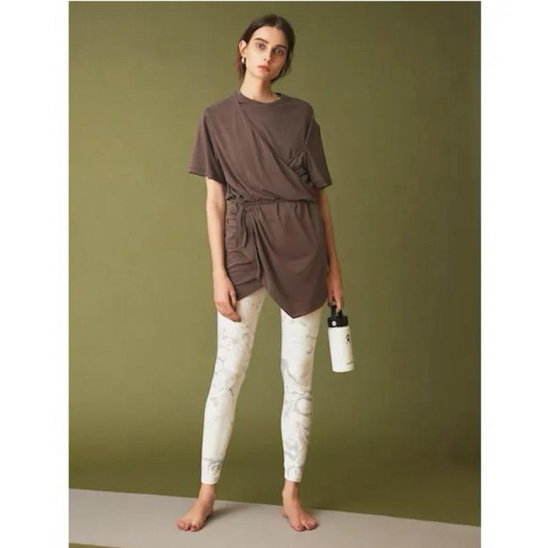 全新吊牌在 Emmi Fray I.D 聯名 休閒舒適結構感後鏤空瑜珈服 T恤 摩卡咖 粉紫-細節圖5