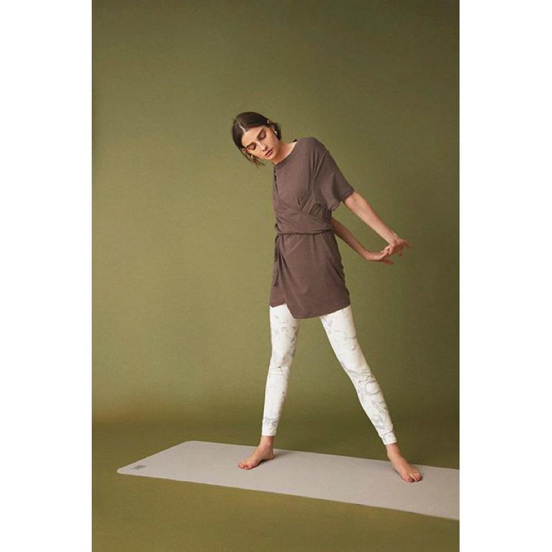 全新吊牌在 Emmi Fray I.D 聯名 休閒舒適結構感後鏤空瑜珈服 T恤 摩卡咖 粉紫-細節圖6