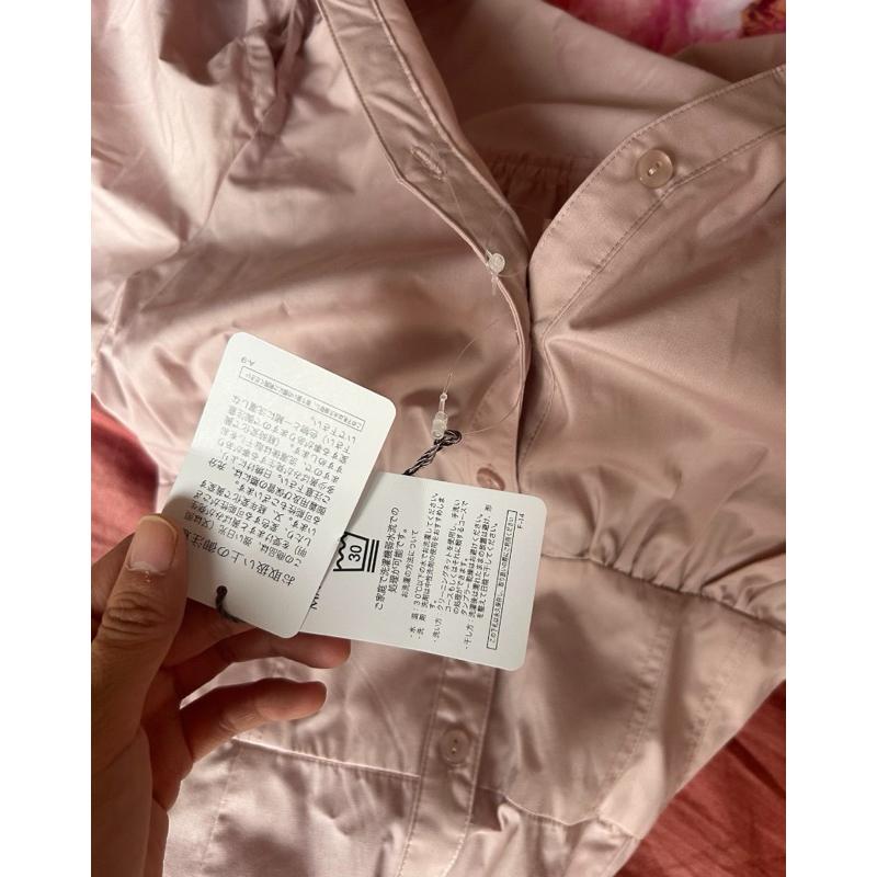 全新吊牌在 Jusglitty 三千金 雜誌款 精品超美露肩繫帶修身傘擺襯衫洋裝 櫻花粉1號-細節圖9