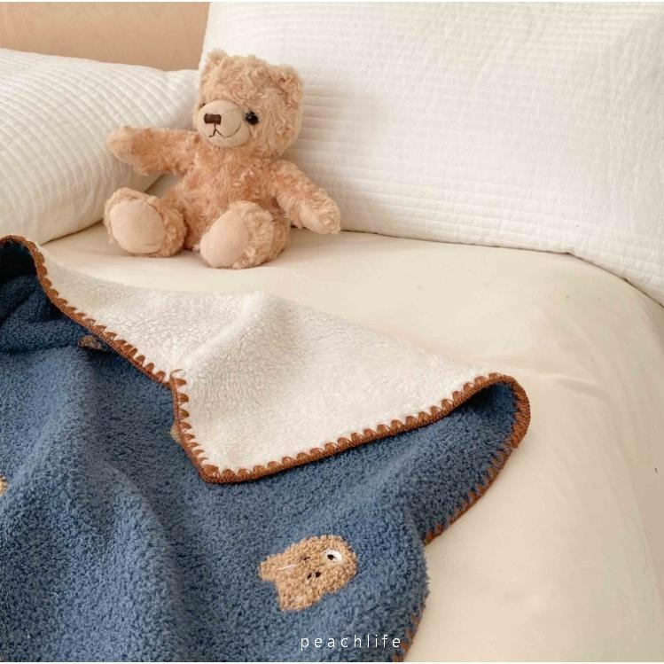 ♡peachlife.♡「台灣現貨」熊熊毛毯蓋毯披肩 保暖毛毯 熊熊毛毯 旅行毯 蓋毯 沙發毯 毛毯 童趣毛毯 小熊-細節圖3