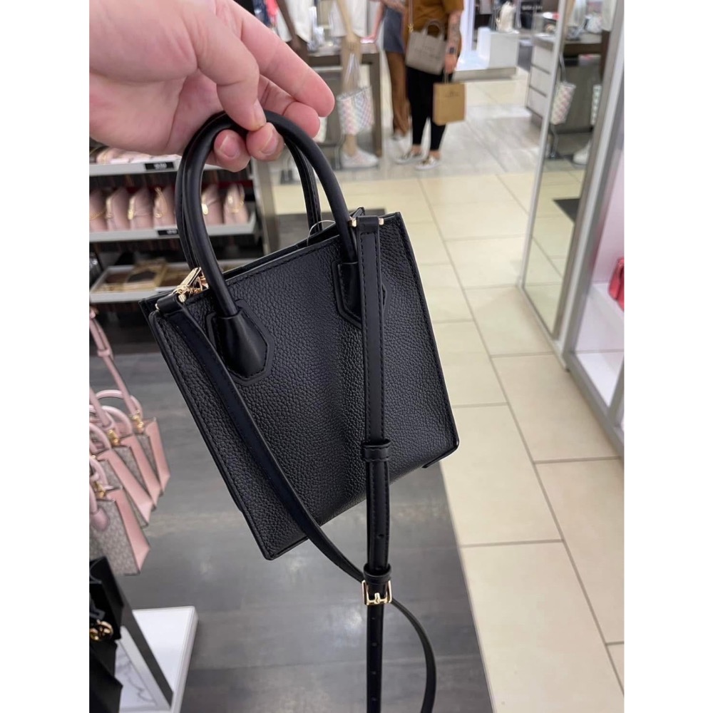 MK Michael Kors Mercer系列皮革斜背包/琴譜包（黑色金扣款）-細節圖2