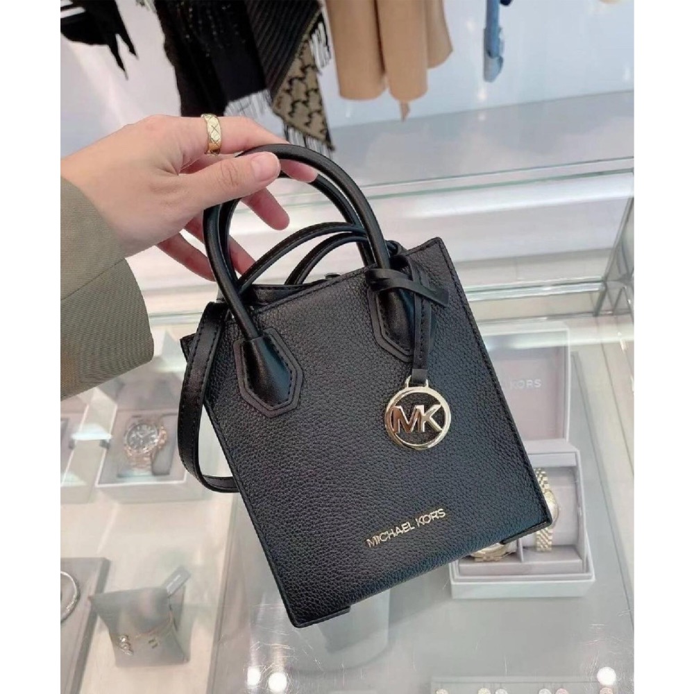 MK Michael Kors Mercer系列皮革斜背包/琴譜包（黑色金扣款）-細節圖4