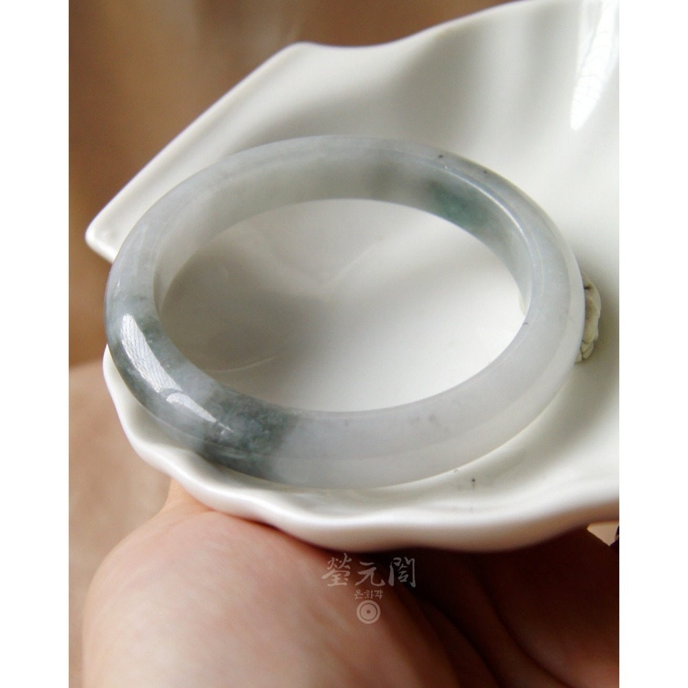 🤍【瑩元閣】🖤《老坑水頭起膠烏雞輕飄綠》翡翠天然緬甸玉A貨/平安鐲/手圍17.5/圈口53.6/JB-0150【台証-細節圖2