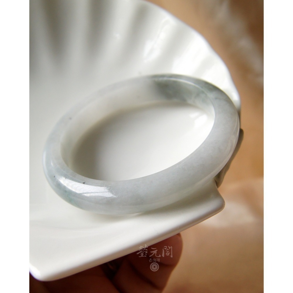 🤍【瑩元閣】🖤《老坑水頭起膠烏雞輕飄綠》翡翠天然緬甸玉A貨/平安鐲/手圍17.5/圈口53.6/JB-0150【台証-細節圖3