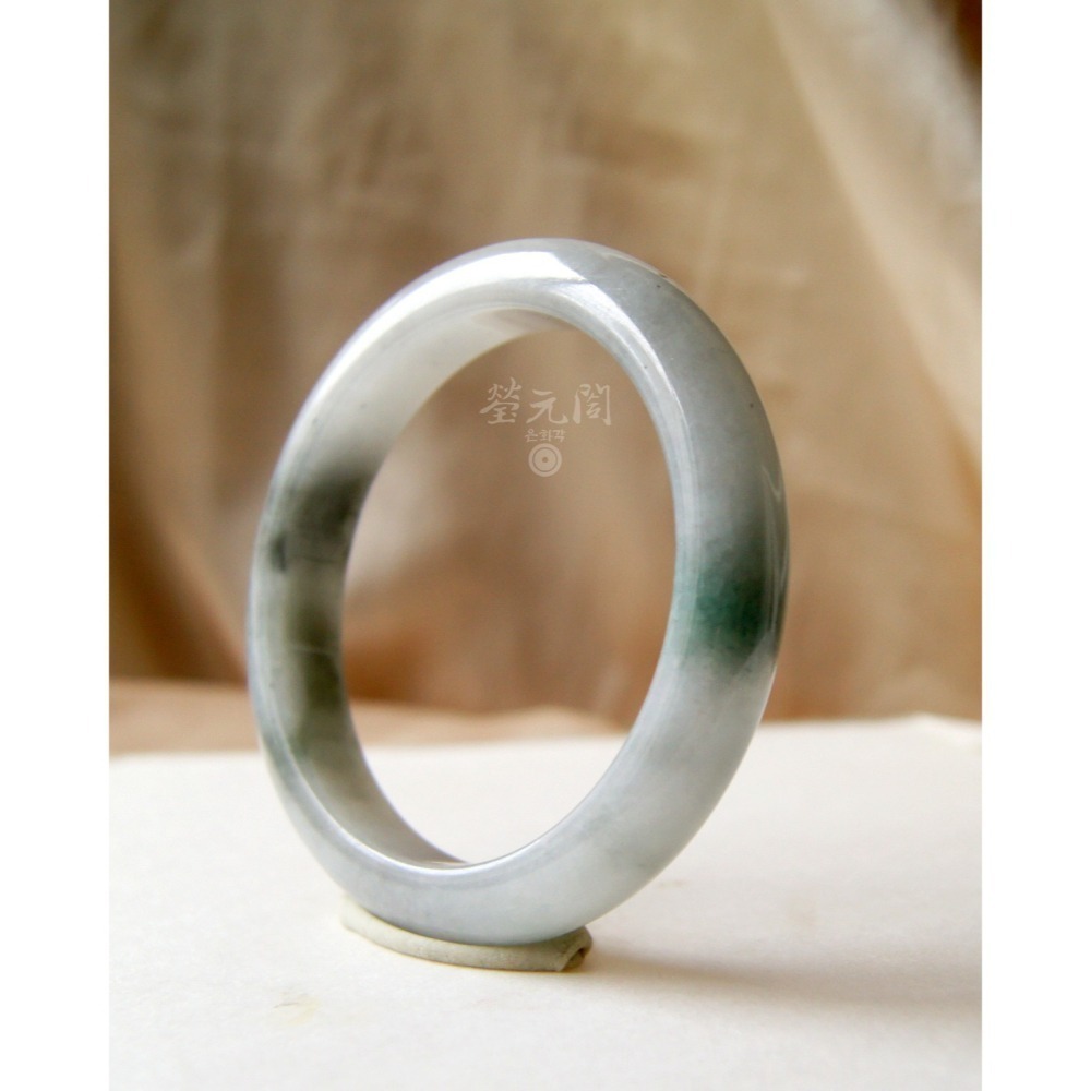 🤍【瑩元閣】🖤《老坑水頭起膠烏雞輕飄綠》翡翠天然緬甸玉A貨/平安鐲/手圍17.5/圈口53.6/JB-0150【台証-細節圖5