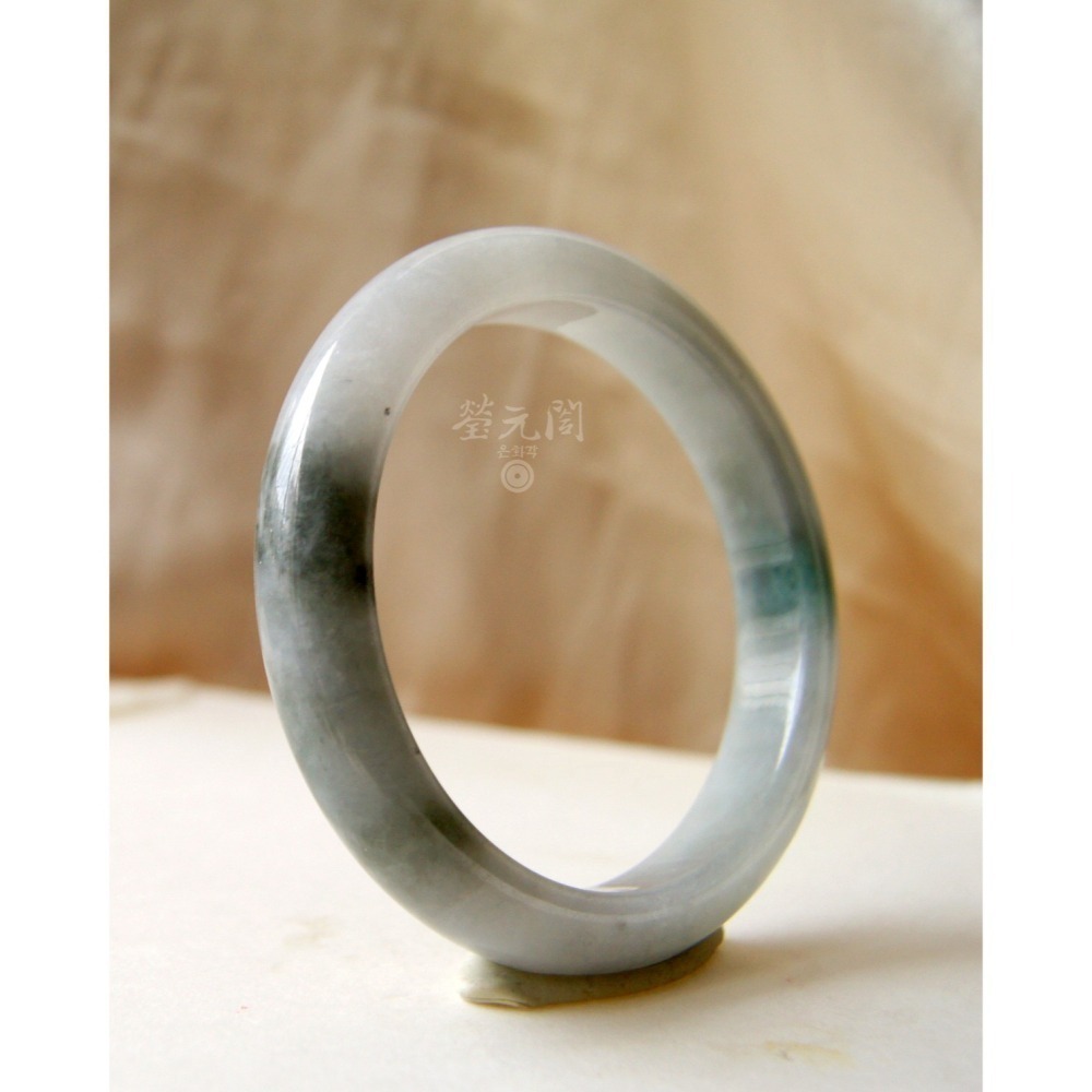 🤍【瑩元閣】🖤《老坑水頭起膠烏雞輕飄綠》翡翠天然緬甸玉A貨/平安鐲/手圍17.5/圈口53.6/JB-0150【台証-細節圖6