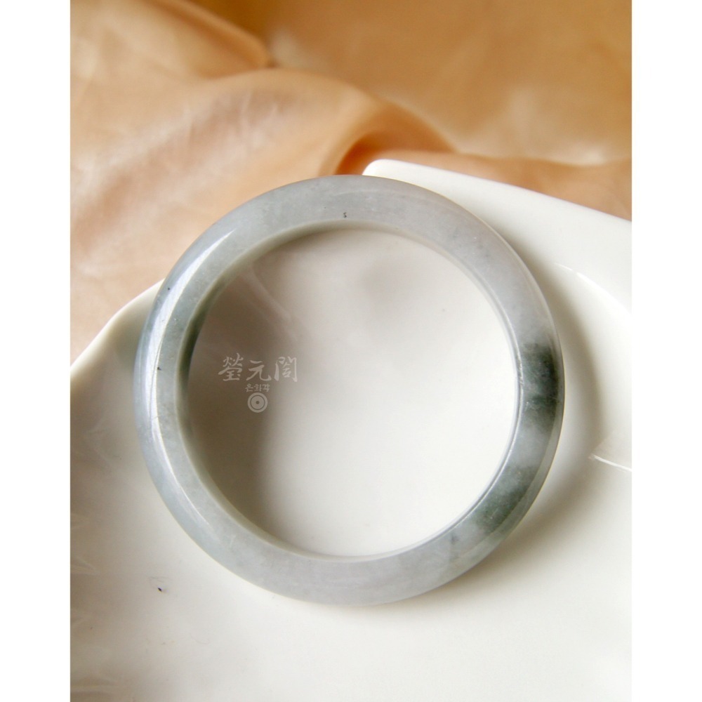 🤍【瑩元閣】🖤《老坑水頭起膠烏雞輕飄綠》翡翠天然緬甸玉A貨/平安鐲/手圍17.5/圈口53.6/JB-0150【台証-細節圖7