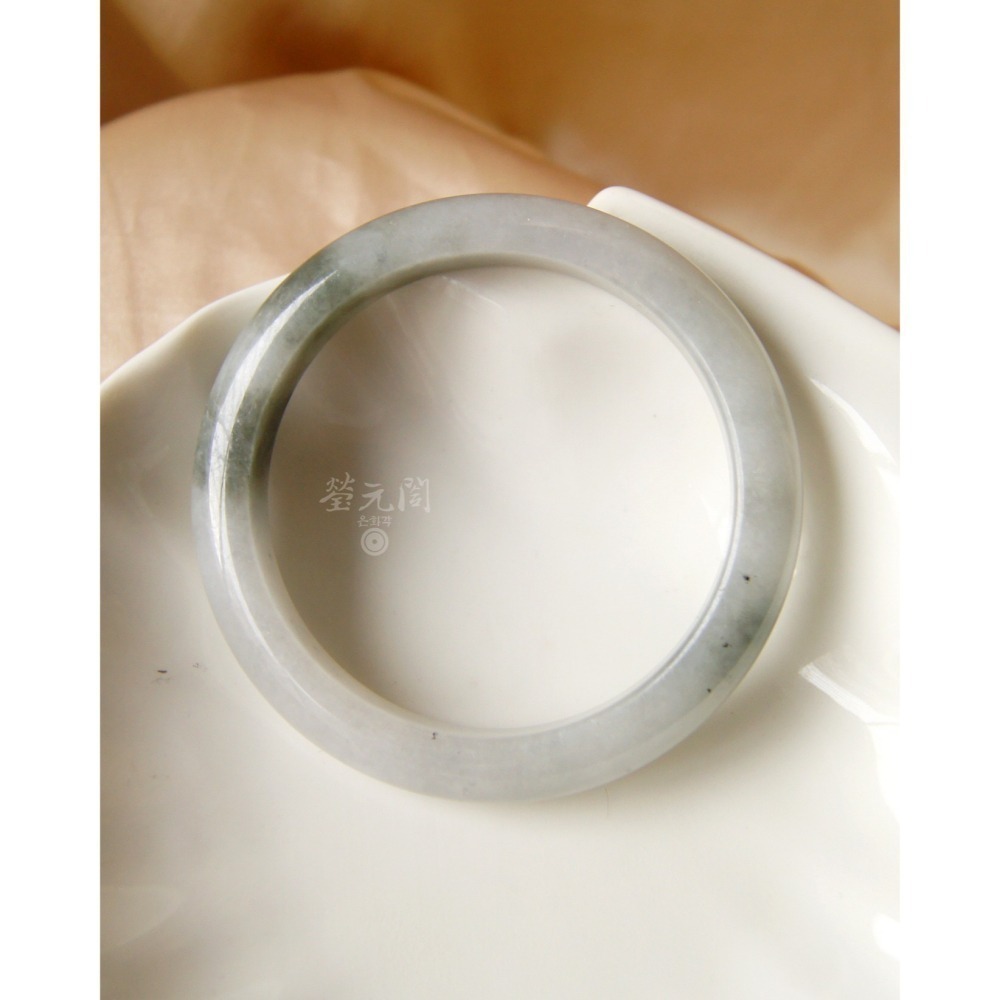 🤍【瑩元閣】🖤《老坑水頭起膠烏雞輕飄綠》翡翠天然緬甸玉A貨/平安鐲/手圍17.5/圈口53.6/JB-0150【台証-細節圖8