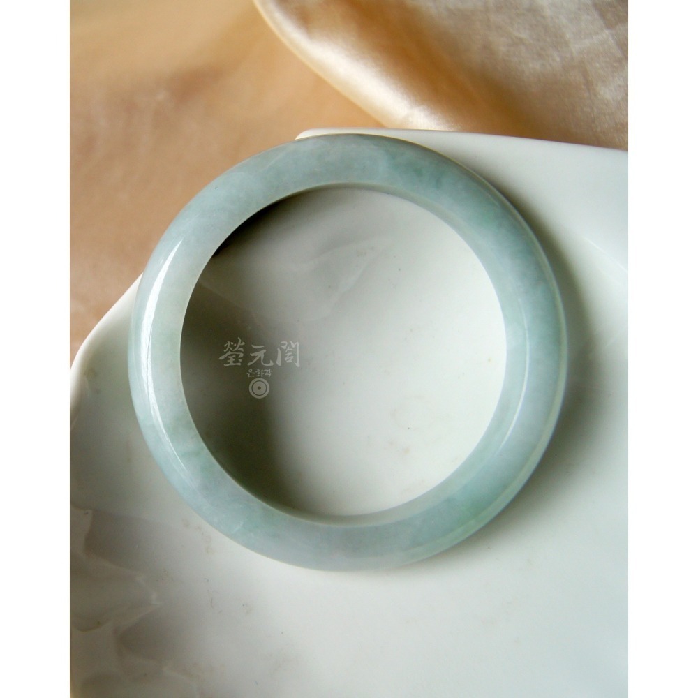 【瑩元閣】💚《老坑冰淡藍綠》💚平安鐲/天然緬甸玉翡翠a貨/手圍17.4/圈口53.3/JB-0179現貨當日寄出-細節圖2