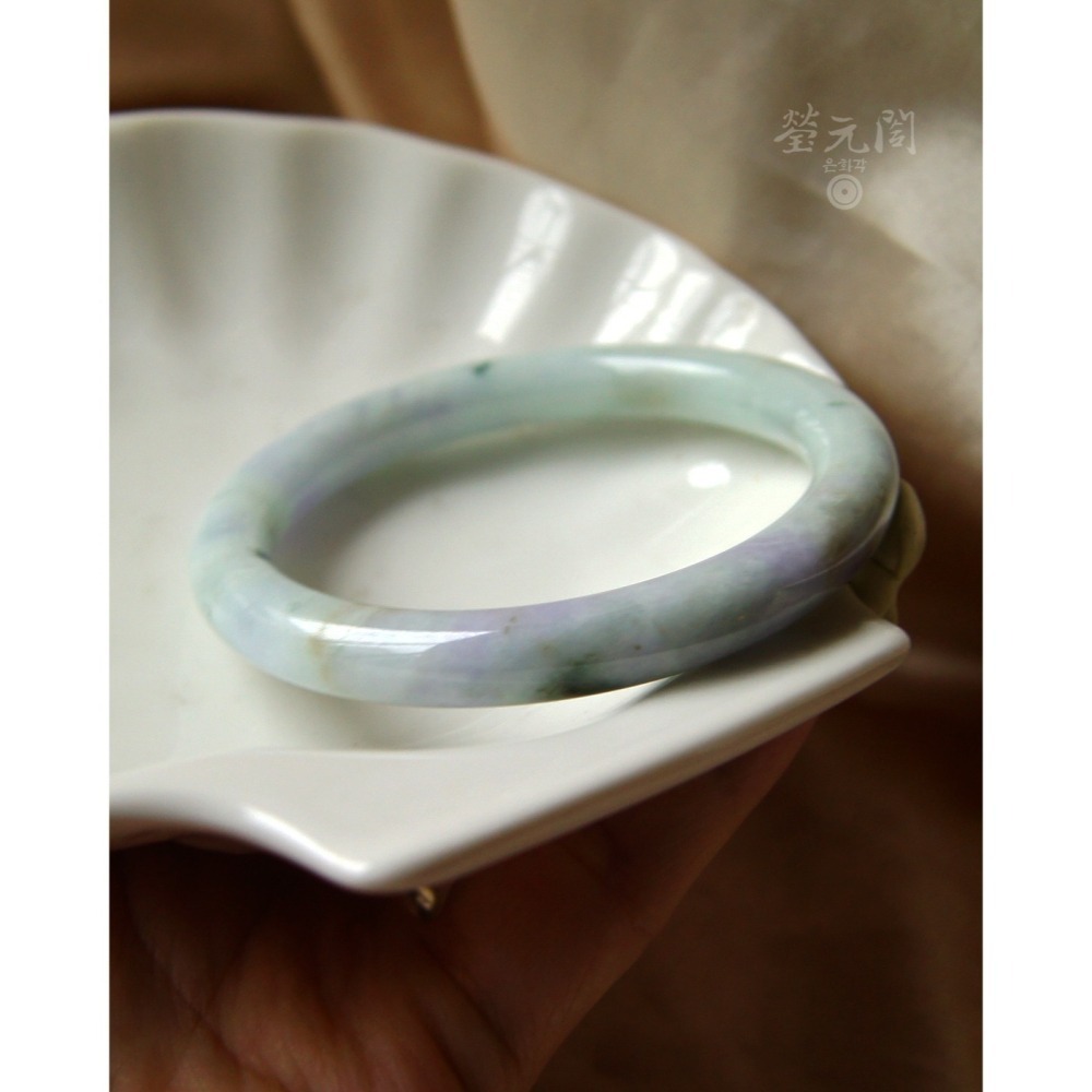 【瑩元閣】《冰糯奶綠嫩紫春彩飄花》天然緬甸玉翡翠a貨/福鐲/圓骨鐲/手圍17.9-18.5/圈口55/JB-018【台証-細節圖6