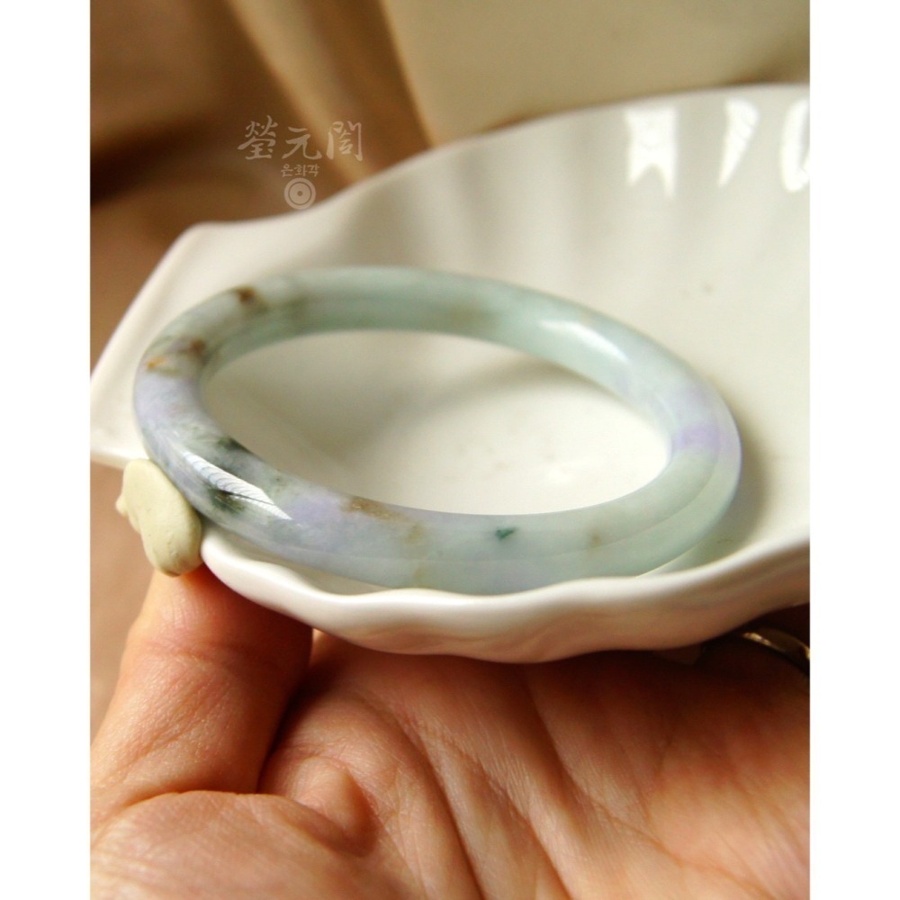 【瑩元閣】《冰糯奶綠嫩紫春彩飄花》天然緬甸玉翡翠a貨/福鐲/圓骨鐲/手圍17.9-18.5/圈口55/JB-018【台証-細節圖10
