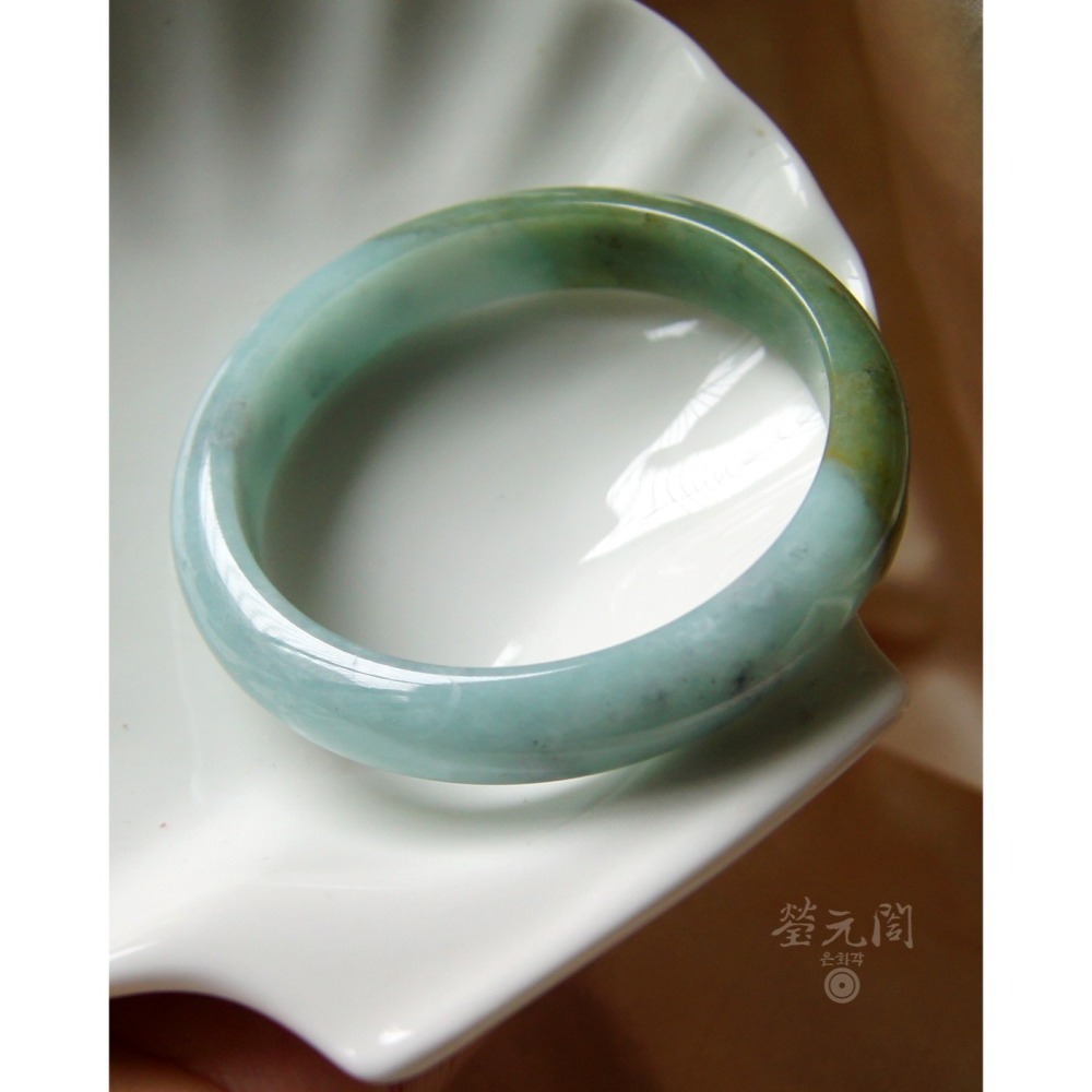 【瑩元閣】《冰糯湖水藍綠半山水》翡翠玉鐲/天然緬甸玉A貨/平安鐲/手圍18.2/圈口55.7/JB-0207現貨在台台証-細節圖2