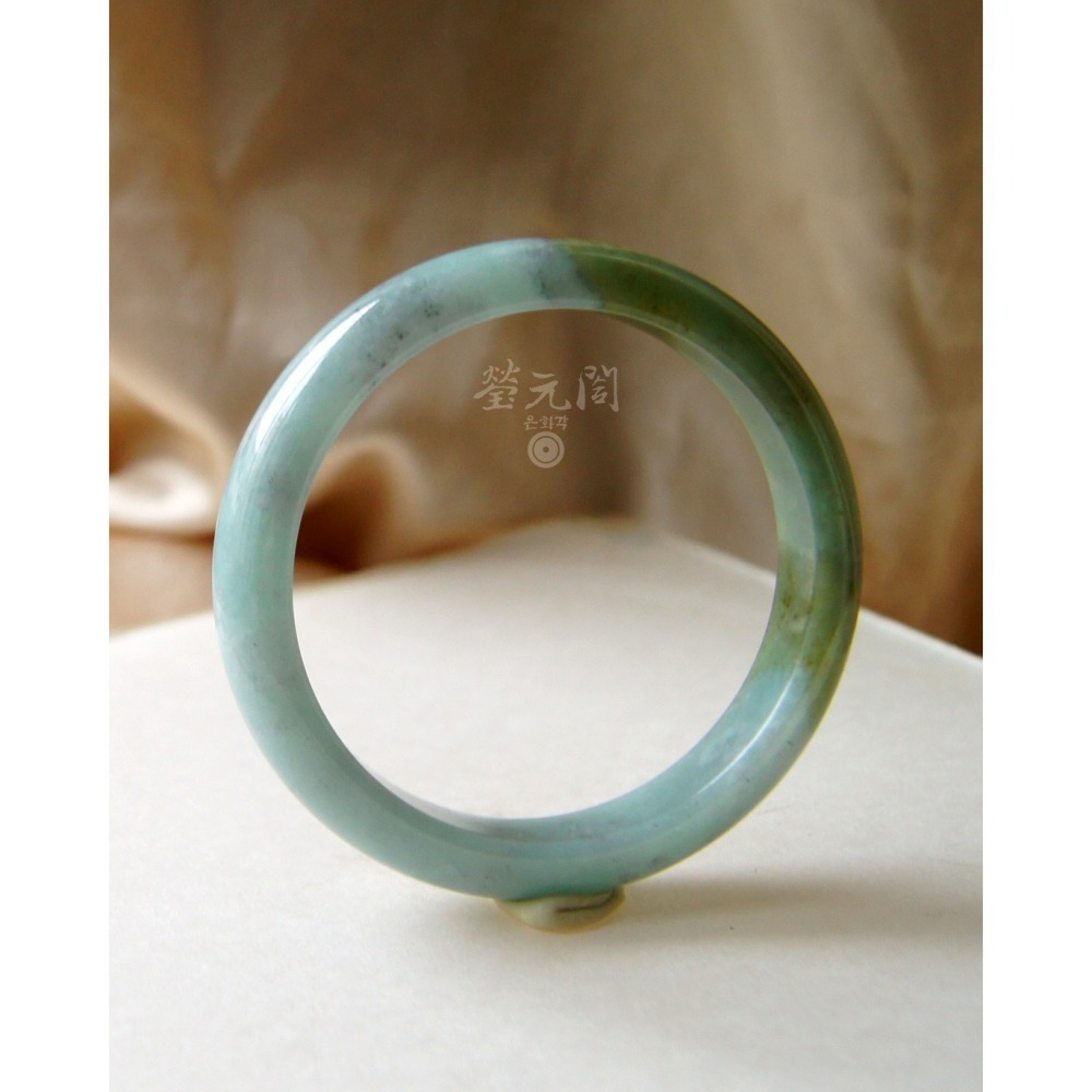 【瑩元閣】《冰糯湖水藍綠半山水》翡翠玉鐲/天然緬甸玉A貨/平安鐲/手圍18.2/圈口55.7/JB-0207現貨在台台証-細節圖3